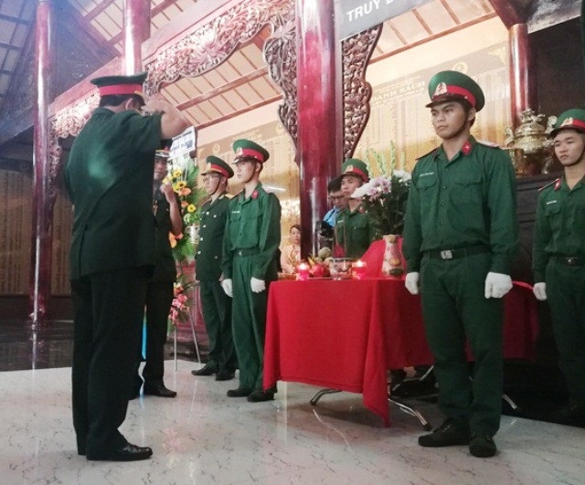Truy điệu, an táng nữ liệt sĩ khuyết danh hy sinh thời chống Pháp - 2
Đại diện Quân khu 9 thắp hương trước hài cốt nữ liệt sĩ.