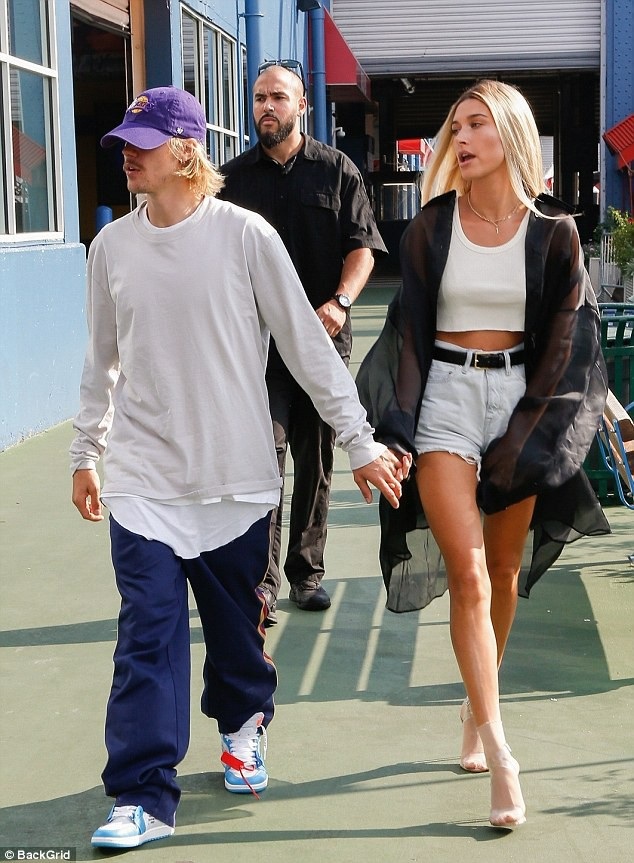 
Justin hàn gắn quan hệ với Hailey vào tháng 6 vừa rồi và tới tháng 7/2018, anh công khai đã cầu hôn người mẫu tóc vàng và được cô chấp nhận.
