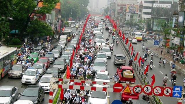 Hà Nội tính thu phí phương tiện vào nội thành - 1 Nhiều tuyến đường của TP Hà Nội thương xuyên bị ùn tắc nghiên trọng