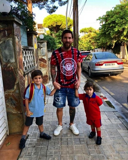 Messi hạnh phúc đưa con đi học