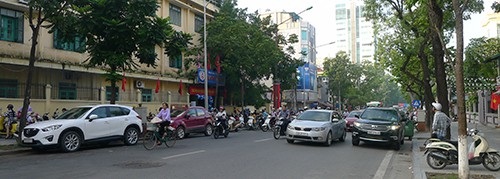 Hà Nội nỗ lực làm đường đi bộ đến trường cho trẻ - 1 Buổi sáng trước cửa trường THCS Quang Trung trên phố Quang Trung