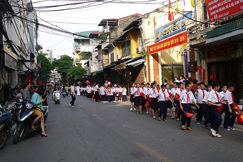 Hà Nội nỗ lực làm đường đi bộ đến trường cho trẻ - 10 Không gian đường phố buổi sớm thoáng đãng, trong lành, học sinh vui vẻ theo hàng ngũ vào lớp, phụ huynh đứng gọn sát vỉa hè… Toàn bộ lòng đường, hè phố thành sân trường mở rộng trong khoảng thời gian đầu giờ sáng để học sinh xếp hàng vào lớp