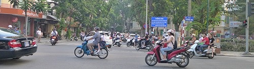 Hà Nội nỗ lực làm đường đi bộ đến trường cho trẻ - 2 Ngã tư Quang Trung, cạnh vườn hoa Tây Sơn , trước cửa Tiểu học Trần Quốc Toản, lực lượng công an, Thanh tra giao thông và Trật tự đô thị tham gia điều hành luồn xe cộ trong ngay khai giảng năm học mới