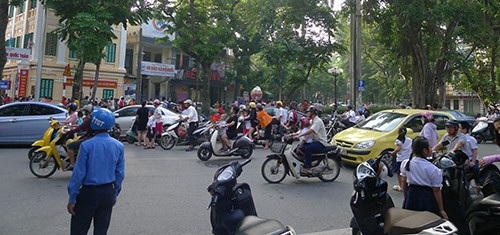 Hà Nội nỗ lực làm đường đi bộ đến trường cho trẻ - 4 Cảnh sát, thanh tra giao thông được tăng cường nhưng ô tô, xe máy vẫn dừng đỗ rất tùy tiện