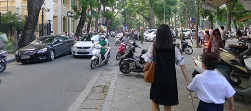 Hà Nội nỗ lực làm đường đi bộ đến trường cho trẻ - 5 Rất ít trẻ em đi bộ đến trường dù vỉa hè tuyến phố này khá quang vắng, sạch sẽ