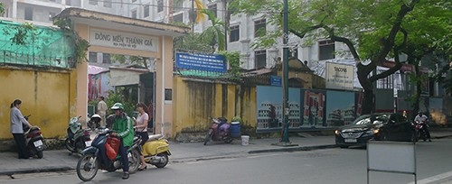 Hà Nội nỗ lực làm đường đi bộ đến trường cho trẻ - 6 Nhà trẻ Nhà Thờ có môt nữ bảo vệ làm việc rất hiệu quả, không cho ô tô xe máy đỗ trước cổng trường. Các phụ huynh đưa trẻ đều đi thẳng vào sân trường dù trường đang có hoạt động xây dựng dở dang. Nhà Trẻ 19/8 mới hoàn thành và cũng đón các học sinh, phụ huynh vào vào thẳng sân, xe máy để gọn trên vỉa hè.