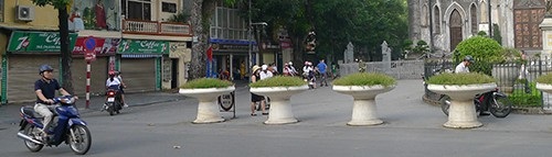 Hà Nội nỗ lực làm đường đi bộ đến trường cho trẻ - 8 Trường THCS Hoàn Kiếm có lối vào rộng rãi do sử dụng một phần quảng trường Nhà Thờ