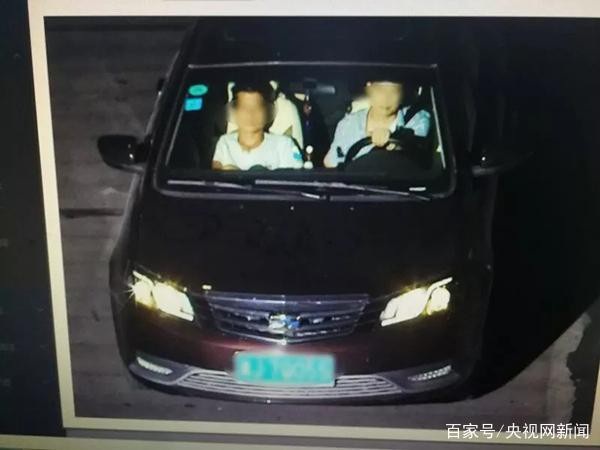 Chờ đèn xanh quá lâu, “bợm nhậu” bực mình xô đổ luôn cột đèn giao thông - 2
Camera giám sát đã ghi lại hết quá trình phạm lỗi của Tân Tùng