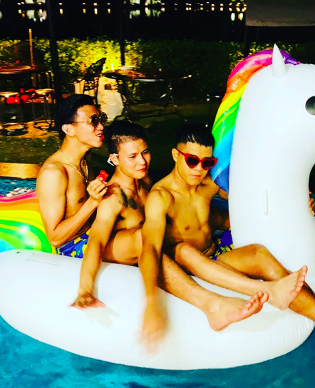 Clip "Tiến Dũng U23 khoe bụng 6 múi, cùng đồng đội đùa giỡn" hút 200.000 view - 1 Hình ảnh các cầu thủ U23 nô đùa trong kỳ nghỉ dưỡng