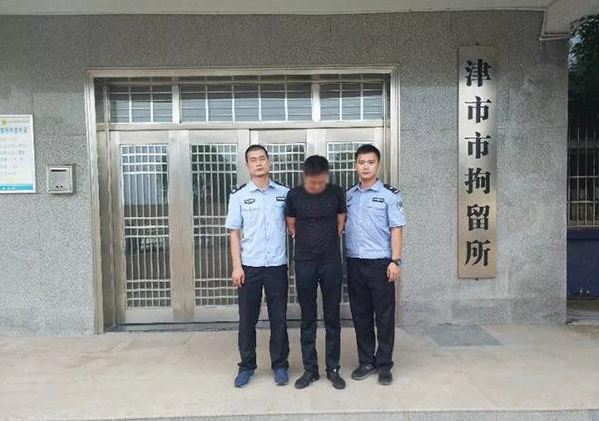 Chờ đèn xanh quá lâu, “bợm nhậu” bực mình xô đổ luôn cột đèn giao thông - 1
Tân Tùng bị cảnh sát tạm giam vì tội phá hoại của công