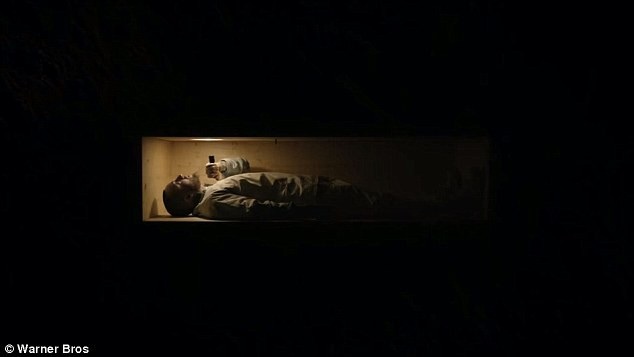 Ngay trước khi qua đời, rapper 26 tuổi đã nói về cái chết - 1 MV “Self Care” ra mắt hồi tháng 7 năm nay có phần hình ảnh khắc họa Mac Miller nằm trong quan tài đọc rap.