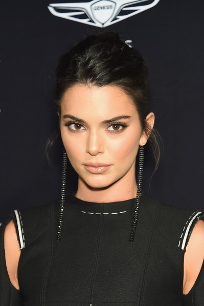 Choáng với trang phục hở bạo của Bella Hadid - 13
Kendall Jenner kín đáo bất ngờ trong sự kiện