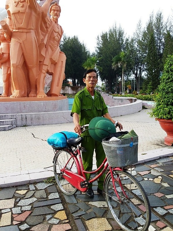 Cựu binh 67 tuổi đạp xe qua 25 tỉnh thành, vượt gần 2.300 km - 6 Đi đến nơi nào ông Định cũng nhận được nhiều sự giúp đỡ của người dân.