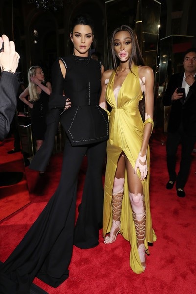 Choáng với trang phục hở bạo của Bella Hadid - 16
Kendall Jenner và bạn thân Winnie Harlow