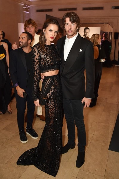Choáng với trang phục hở bạo của Bella Hadid - 10
Siêu mẫu Alessandra Ambrosio sánh đôi bạn trai mới dự tiệc