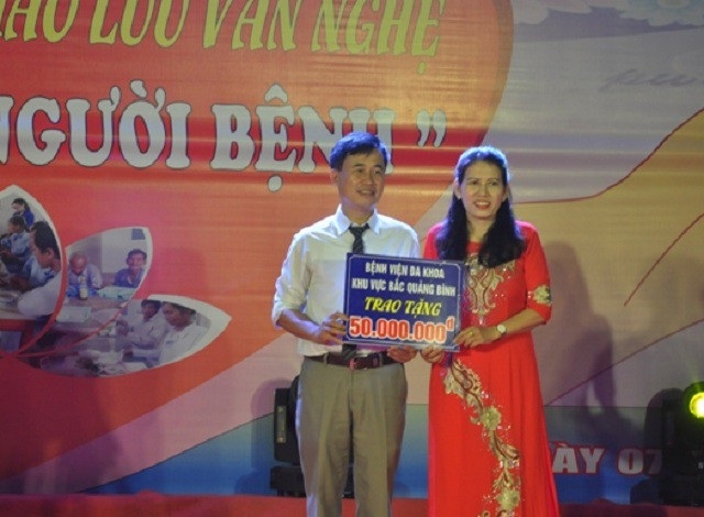Hơn 450 triệu ủng hộ bệnh nhân nghèo thông qua chương trình ‘ấm lòng người bệnh’ - 3 Thông qua chương trình này, hơn 100 cơ quan, đơn vị, doanh nghiệp, nhà hảo tâm đã ủng hộ quỹ “Bữa ăn người bệnh nghèo” hơn 450 triệu đồng