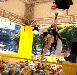 “Cười thả ga” với chùm ảnh động những khoảnh khắc hài hước - 1 Khi trò chơi “gắp thú bông” được nâng lên một tầm cao mới