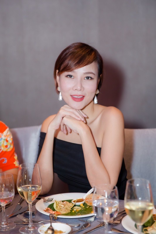 Chia tay bạn trai kém 12 tuổi, Dương Yến Ngọc khác lạ sau nhiều lần thẩm mỹ - 3 Không chỉ có cuộc sống tình cảm sóng gió, nhan sắc của Dương Yến Ngọc còn biến đổi theo thời gian. Để níu giữ “thanh xuân”, người đẹp 39 tuổi thực hiện hàng cuộc “đại tu” trên cơ thể. Năm 27 tuổi cô bắt đầu nâng mũi cao để gương mặt hài hoà hơn. Sang tuổi 30 cô lại nâng ngực vì muốn mình sexy hơn. Ngoài ra, từ khi chuyển hướng kinh doanh spa, cô liên tục căng da mặt, cấy mỡ, xoá bọng mắt, nhấn mí, tiêm thon gọn mặt, phun mày, môi, mí mắt…
