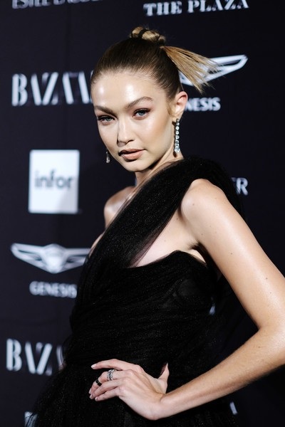 Choáng với trang phục hở bạo của Bella Hadid - 8
Gigi Hadid và em gái Bella là cặp chị em quyền lực của làng mốt hiện nay