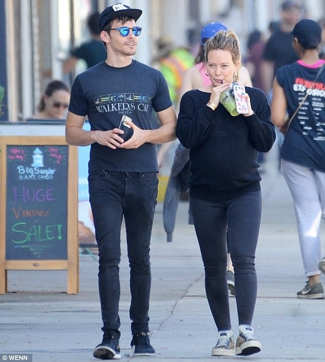 
Hilary Duff dạo phố cùng bạn trai, Matthew Koma, ngày 7/9.
