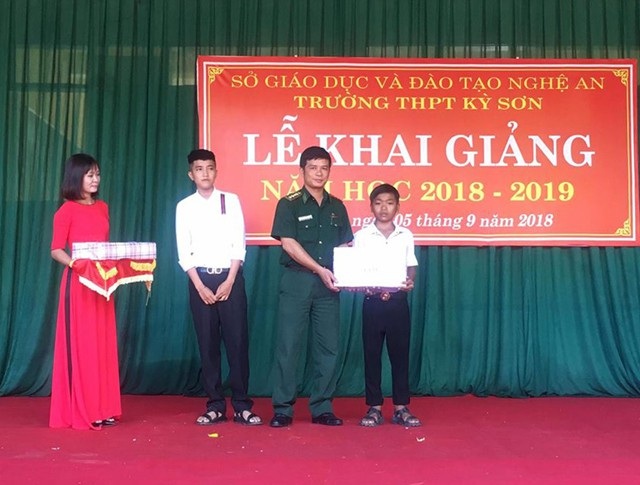 Bộ đội biên phòng trích lương nuôi chữ cho học trò nghèo vùng biên - 1 Các phần quà thuộc chương trình Nâng bước em đến trường được các đơn vị BBPB Nghệ An trao tới học sinh nghèo vùng biên đầu năm học mới