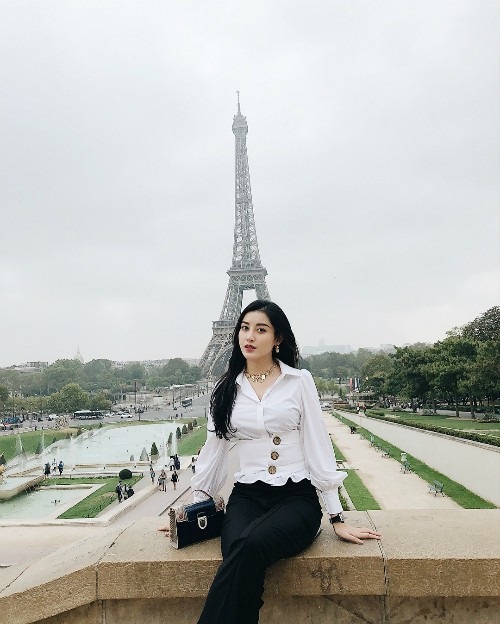 Lan Khuê vi vu trời Tây cùng chồng sắp cưới - 8 Á hậu Huyền My đang tung tăng vui vẻ tại Paris, á hậu chọn trang phục trắng đen khá đơn giản và nữ tính.