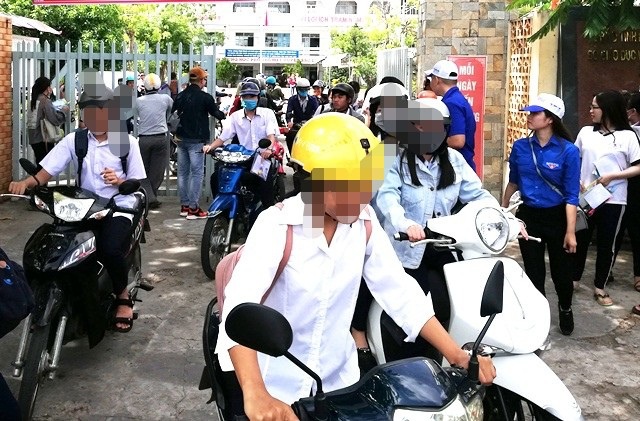 Bạc Liêu: Xử lý nghiêm hành vi học sinh đi xe máy không đội mũ bảo hiểm - 1 Ban ATGT Bạc Liêu yêu cầu xử lý nghiêm trình trạng học sinh không đội mũ bảo hiểm khi đi trên xe máy, xe đạp điện,... (Ảnh minh họa)