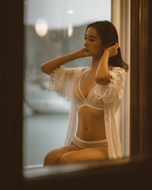 Lan Khuê vi vu trời Tây cùng chồng sắp cưới - 9 Jun Vũ tung ảnh gợi cảm với nội y nóng bỏng, cô nàng cho rằng Bất cứ người phụ nữ nào cũng muốn có những lúc mình thật quyến rũ.