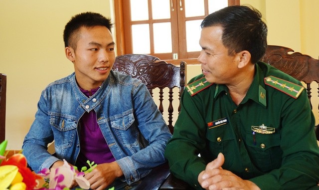 Bộ đội biên phòng trích lương nuôi chữ cho học trò nghèo vùng biên - 2 Thạo May Xi Thò là 1 trong số 20 học sinh người Lào được Bộ đội biên phòng Nghệ An hỗ trợ để có thể tiếp tục tới trường
