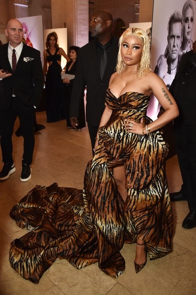 Nicki Minaj khoe ngực khủng - 3
Ngôi sao người Mỹ kết hợp thêm giày đồng màu váy