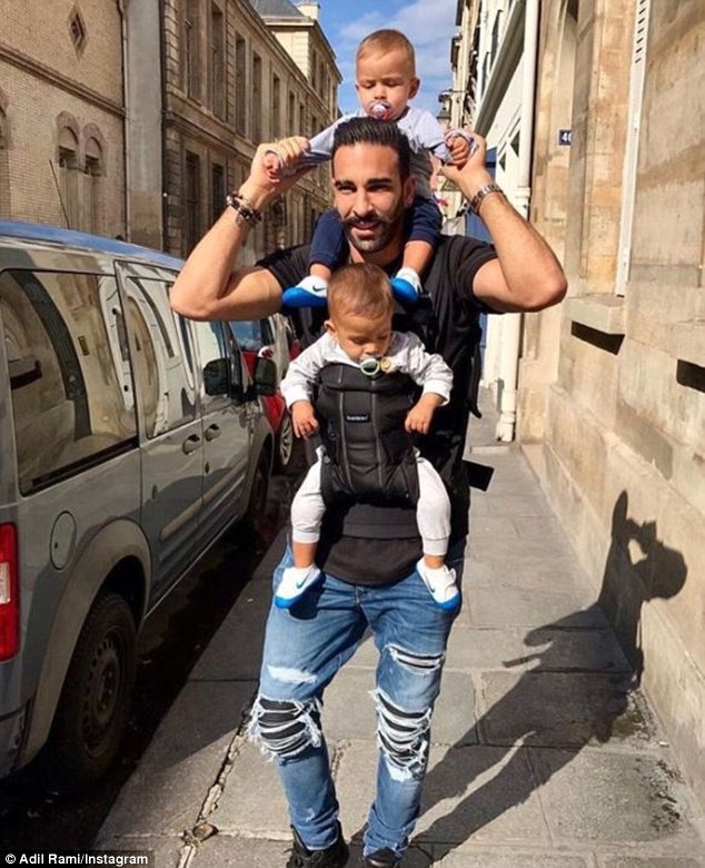 
Adil Rami, mới 32 tuổi, là bố của cặp sinh đôi hai trai, hiện được 2 tuổi.
