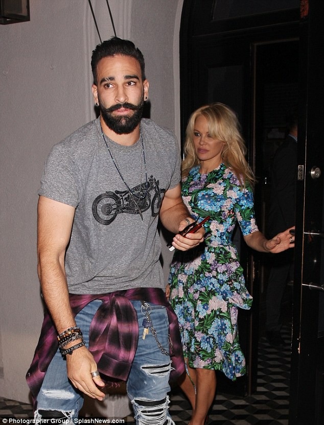 
Pamela Anderson và Adil Rami đã hò hẹn hơn một năm.
