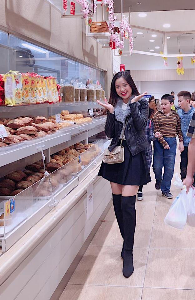 Thiếu nữ bên “bàn phát người yêu” khiến dân mạng rần rần tìm kiếm - 9 Sở hữu gương mặt xinh xắn, Trinh cũng từng có ý định tham gia một số cuộc thi nhan sắc tại trường tuy nhiên nhận thấy tài lẻ chưa có và chiều cao khiêm tốn nên Phan Trinh vẫn đang ngậm ngùi chấp nhận làm khán giả.