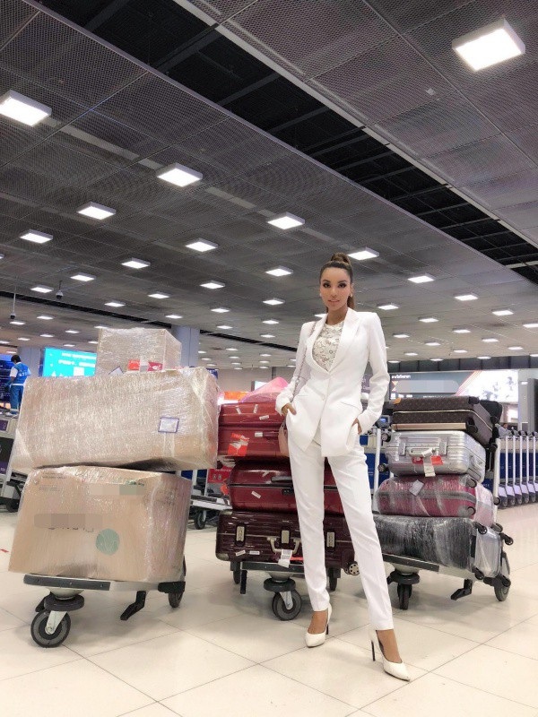“Mỹ nhân sexy nhất châu Á” chân dài miên man lên đường thi Siêu mẫu Quốc tế - 5 Khi vào sân bay, Khả Trang thu hút tất cả mọi cặp mắt bởi chiều cao khủng của người đẹp cao gần 1m80, đôi chân dài 1,14m và khối hành lý ngồn ngộn. Khả Trang tiết lộ, trong hành lý của cô chiếm chỗ nhiều nhất là trang phục dân tộc, các trang phục mà Ban tổ chức yêu cầu cũng rất nhiều. Khả Trang mang theo nón lá Việt Nam để tặng các bạn thí sinh.