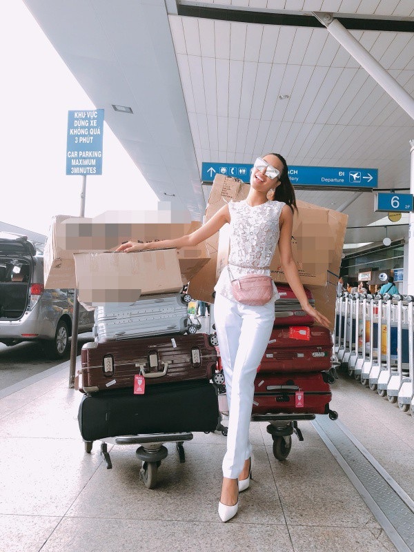 “Mỹ nhân sexy nhất châu Á” chân dài miên man lên đường thi Siêu mẫu Quốc tế - 4 Ngoài việc cô được đào tạo, huấn luyện kỹ lưỡng bởi đội ngũ các chuyên gia có kinh nghiệm, Khả Trang cũng được chăm sóc chu đáo về việc chuẩn bị hành lý lên đường. Khối hành lý của cô đã lên tới hàng trăm kg với 10 kiện hành lý lớn cho cuộc chiến.