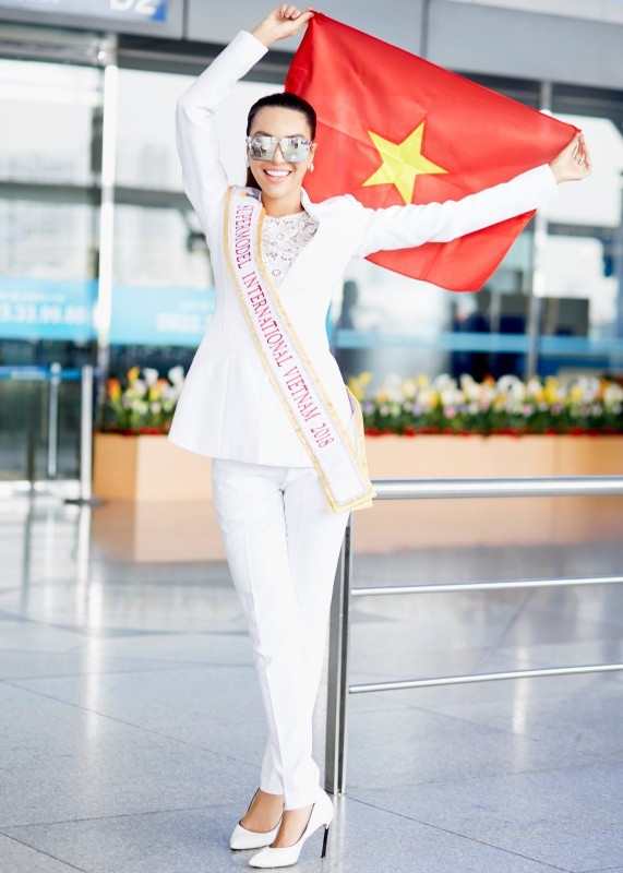 “Mỹ nhân sexy nhất châu Á” chân dài miên man lên đường thi Siêu mẫu Quốc tế - 8 ... và thể hiện sự tự tin khi cầm quốc kỳ Việt Nam giương cao tại sân bay.