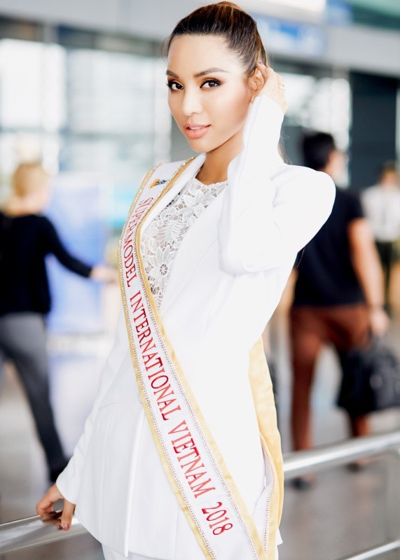 “Mỹ nhân sexy nhất châu Á” chân dài miên man lên đường thi Siêu mẫu Quốc tế - 9 Đã chinh chiến 02 lần tại các cuộc thi Quốc tế, Khả Trang được cho là ứng viên giàu kinh nghiệm trên sàn đấu thế giới. Tuy nhiên đây là lần đầu tiên cô dự thi cuộc thi về người mẫu nên cũng rất hồi hộp và lo lắng, bởi cô biết các ứng viên là người mẫu đến từ các nước khác rất giàu kinh nghiệm.