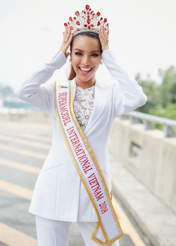 “Mỹ nhân sexy nhất châu Á” chân dài miên man lên đường thi Siêu mẫu Quốc tế - 7 Cô đội vương miện của dự án Ngôi sao danh vọng - Leading stars Project trao quyền cho người dự thi Super Model Internatinonal...