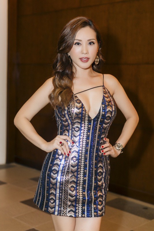 Chia tay bạn trai kém 12 tuổi, Dương Yến Ngọc khác lạ sau nhiều lần thẩm mỹ - 5 Tham dự tiệc còn có Hoa hậu Phu nhân Thế giới người Việt 2012 Thu Hoài. Phong cách ăn mặc sexy của Thu Hoài gây chú ý với quan khách. Mặc dù đã 42 tuổi và có 3 con lớn nhưng chị vẫn có ngoại hình trẻ trung đáng ngưỡng mộ. Người đẹp diện váy ngắn cũn với chi tiết xẻ ngực táo bạo, khoe vòng 1 đầy đặn khiến nhiều vị khách ngước nhìn.