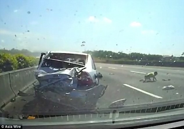 Không cài dây an toàn, bé trai văng ra khỏi xe sau vụ va chạm giao thông - 1 Cậu bé 11 tuổi bị văng khỏi xe sau khi chiếc xe bị lộn nhiều vòng do va chạm mạnh