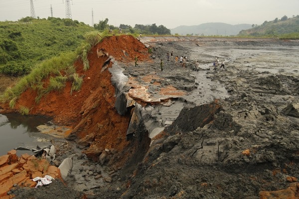 Hơn 45.000m3 bùn thải bị tràn ra ngoài. Ảnh: Báo Lào Cai.