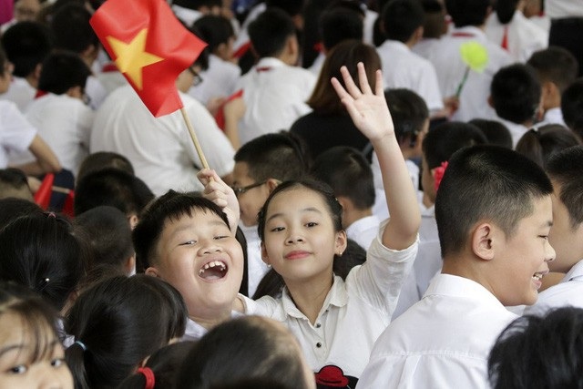 Động đất, người Hà Nội tháo chạy khỏi cao ốc và học sinh chui túi nilon vượt suối - 7
Thầy và trò trường PTCS Xã Đàn (quận Đống Đa, Hà Nội) bắt đầu một năm học mới bằng lễ khai giảng đặc biệt dành cho trẻ khiếm thính. (Ảnh: Hữu Nghị)