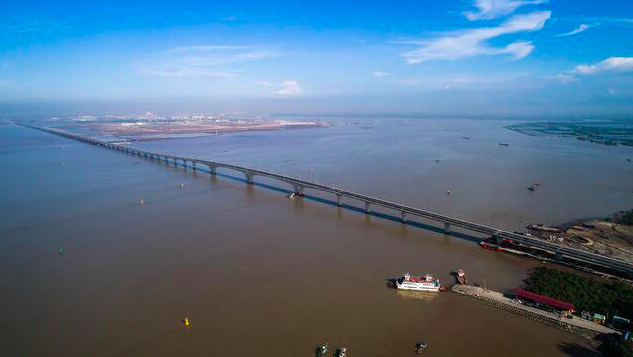“Quyết” thông xe nút giao Tân Vũ kết nối cầu vượt biển dài nhất Việt Nam trước Tết - 4
Với chiều dài 15,6km, trong đó có 5,4km cầu chạy trên biển, đường ô tô Tân Vũ - Lạch Huyện là cầu vượt biển dài nhất Việt Nam hiện nay