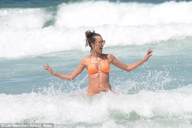 Alessandra Ambrosio đón năm mới bên bãi biển quê nhà - 2
Siêu mẫu Alessandra Ambrosio luôn có thói quen quay về Brazil đón năm mới cùng người thân, bạn bè