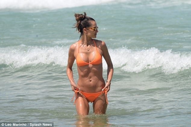 Alessandra Ambrosio đón năm mới bên bãi biển quê nhà - 5
Alessandra Ambrosio tập gym rất đều đặn và đó là lý do cô sở hữu vóc dáng hoàn hảo ở tuổi 36