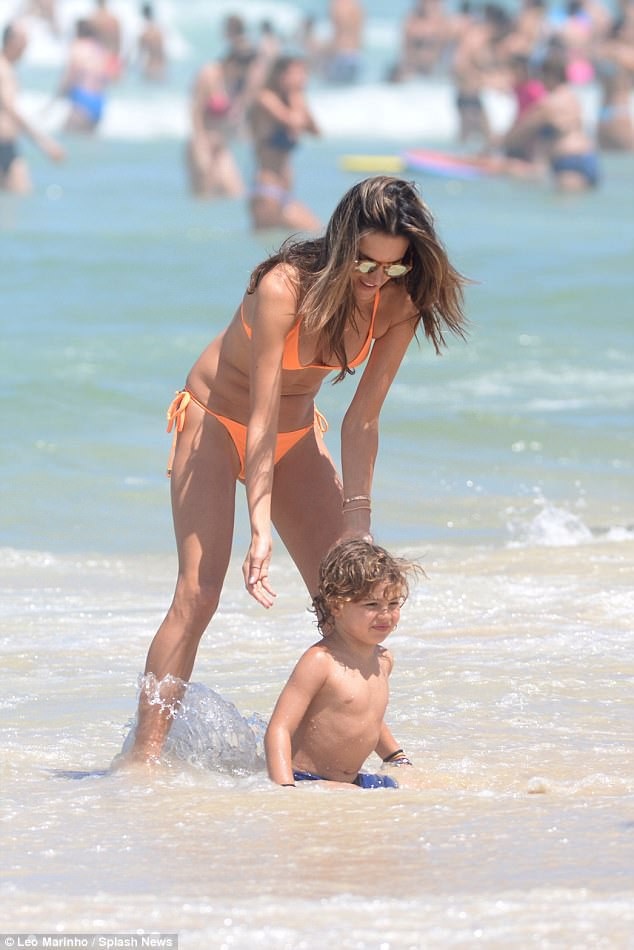 Alessandra Ambrosio đón năm mới bên bãi biển quê nhà - 7
Người đẹp và bạn trai Jamie Mazur hẹn hò từ năm 2008 nhưng vẫn chưa kết hôn