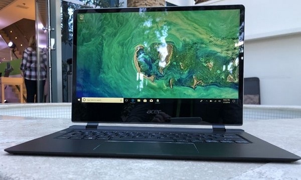 Cận cảnh chiếc laptop mỏng nhất thế giới vừa trình làng tại CES 2018 - 5 Màn hình 14-inch trên Swift 7 chỉ dừng lại ở độ phân giải Full HD