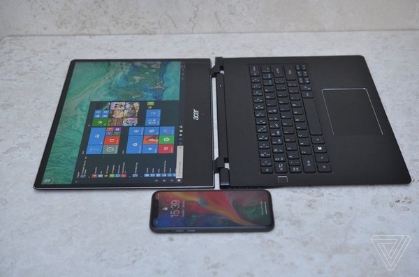 Cận cảnh chiếc laptop mỏng nhất thế giới vừa trình làng tại CES 2018 - 6 So sánh độ dày của Swift 7 với một chiếc iPhone X