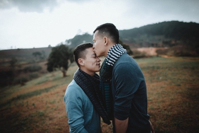 Nụ hôn ướt át của những sao Việt công khai yêu đồng giới - 13 Adrian Anh Tuấn và Sơn Đoàn đã có khoảng thời gian tìm hiểu và yêu nhau 3 năm trước khi quyết định tổ chức đám cưới. Câu chuyện đám cưới đồng tính của nhà thiết kế Adrian Anh Tuấn và bạn trai Sơn Đoàn từng thu hút sự chú ý của dư luận.