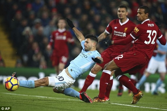 Liverpool 4-3 Man City: Mãn nhãn ở Anfield - 1
Aguero (trái) thi đấu không ấn tượng trong hiệp một